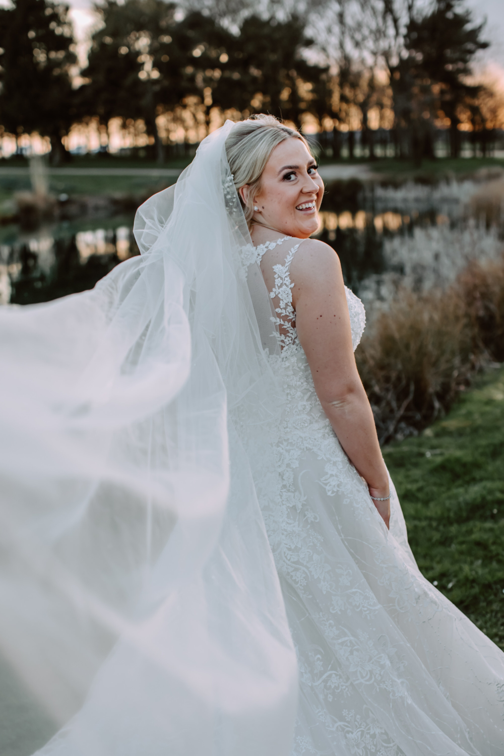 Photo with sunset light of the bride by the lake