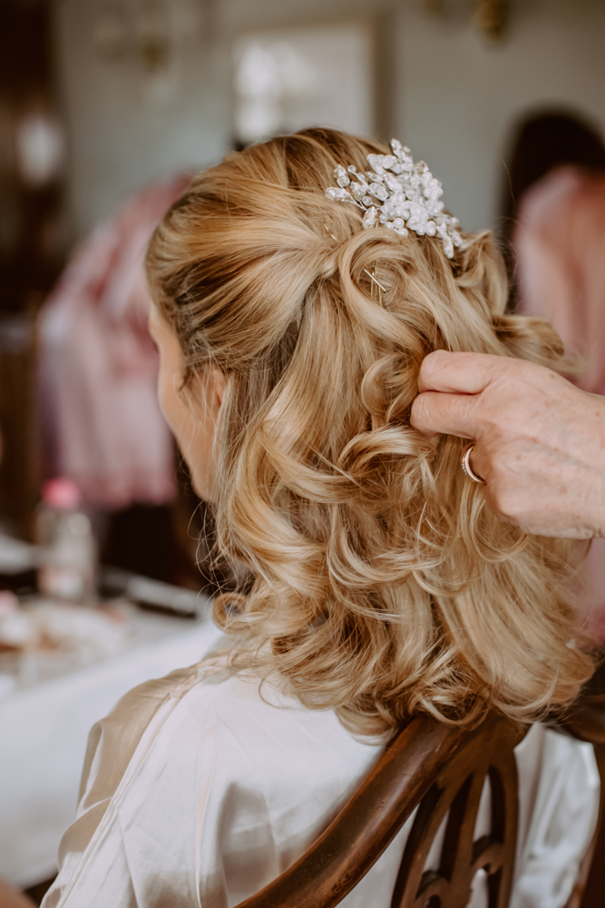 Final touches of the bride's hair 