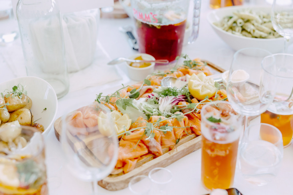 A table full of food and drinks on a table.